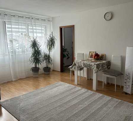 Exklusive, geräumige und gepflegte 1-Zimmer-Dachgeschosswohnung mit EBK in Augsburg