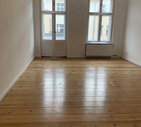 3 Zimmer Altbauwohnung, Dielen, Balkon, Stuck und ein tolles Bad