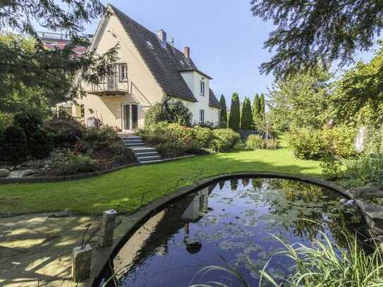 Freistehendes Einfamilienhaus mit sichtgeschützter Gartenoase und luxuriösem Hallenbad