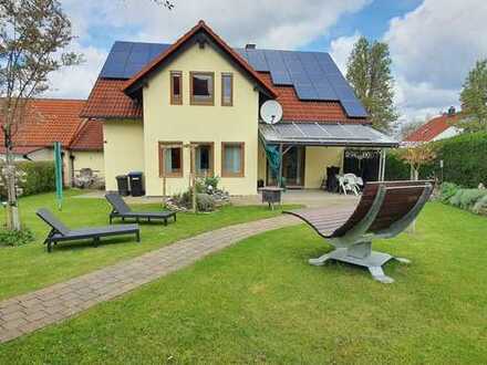 Traumhaft schönes Niedrigenergiehaus mit PV-Anlagen in ruhiger Lage sucht neue Besitzer!!