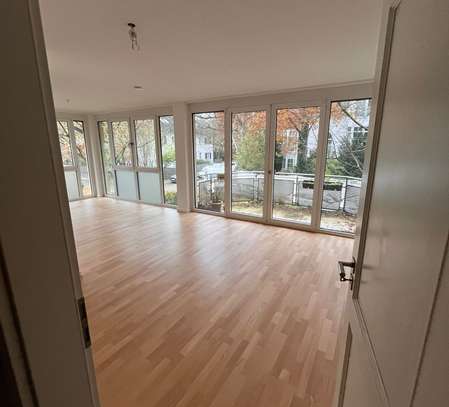 Lichtdurchflutete Drei-Zimmer-Wohnung mit Dachterrasse und Balkon in bester Lage in Bogenhausen