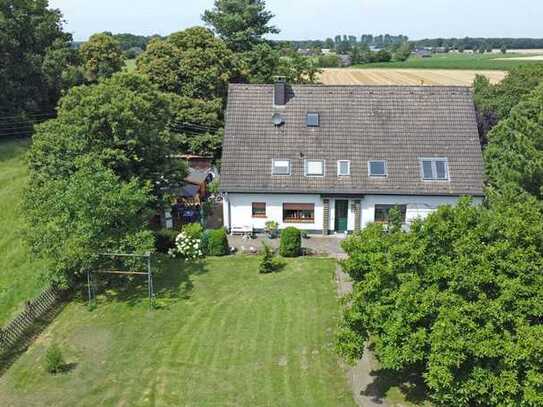 Ländlich und ruhig: Gepflegtes Mehrfamilienhaus mit Vier-Wohneinheiten auf großem Grundstück in Wese