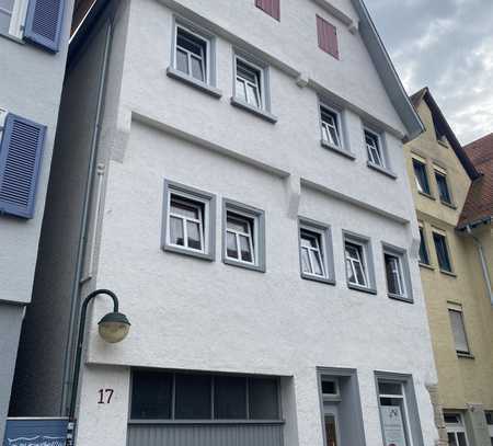 Zentrale Wohnung mit zwei Zimmern und Einbauküche in Reutlingen