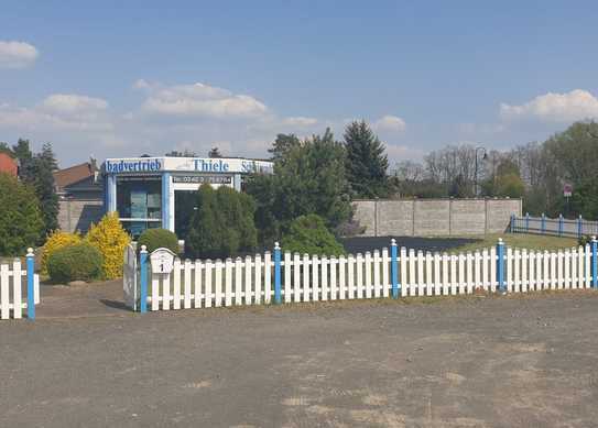 Hausbau auf Grundstück mit Garage, Brunnen und Pool. Bien-Zenker baut Ihnen Qualität für Ihre Zukunf