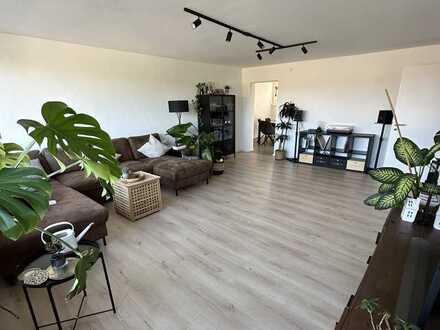 Großzügige, modernisierte 3-Zimmer-Wohnung mit Balkon und Einbauküche in Karlsruhe
