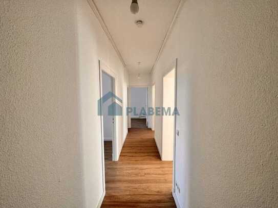 3 Zimmer Wohnung, Vinylfußboden, neue EBK, Badewanne