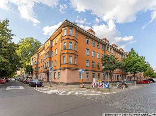 Vacant 2.5 room apartment with loggia in Berlin-Wedding