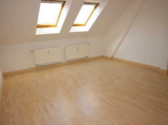 Frei ab 1.7.25 - Tolle DG-Whg. - Bad mit Fenster ! WG-gerecht!