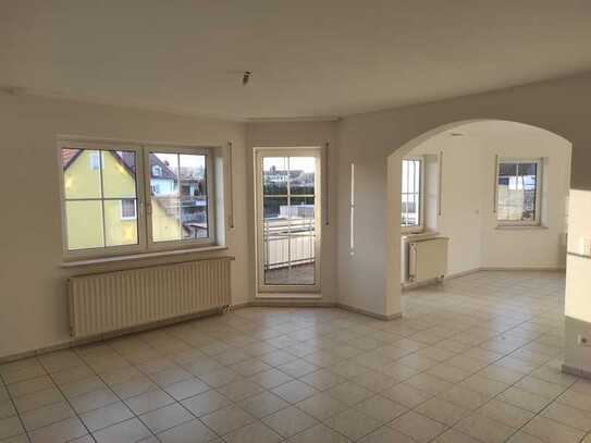 Attraktive und sanierte 3,5-Zimmer-Wohnung mit Balkon und EBK in Ellwangen (Jagst)