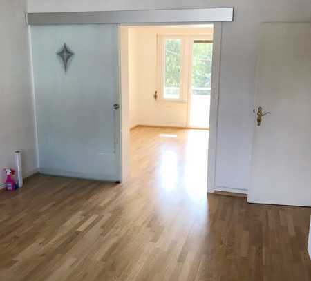 F-Eschersheim: 3-Zimmer-Wohnung, PARKETT, BALKON, in 7 Min. zur U-Bahn-Linie "Weißer Stein".