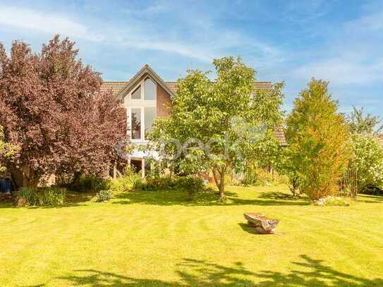 Großzügiges Einfamilienhaus an der Elbe mit parkartigem Grundstück.