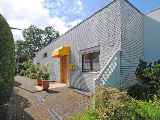 Atrium-Bungalow mit Kamin, Keller und Carport in ruhiger Sackgassenlage