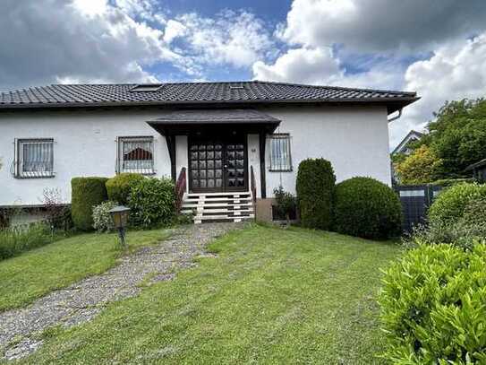 Charmantes Einfamilienhaus mit idyllischem Garten und 3 Garagen !