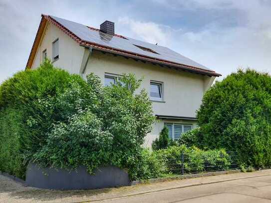 2-3 FAMILIENHAUS MIT 2 GARAGEN, GARTEN UND VIEL NUTZFLÄCHE IM KG