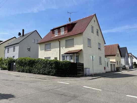 Renovierte, Möblierte 4 Zimmer Wohnung mit Hof und 2 Stellplätzen.