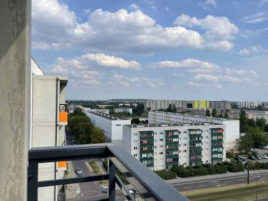 Hochhinaus und Top-Aussicht inklusive! Eine tolle Dachgeschosswohnung mit 2 Zimmern in Halles Süden.