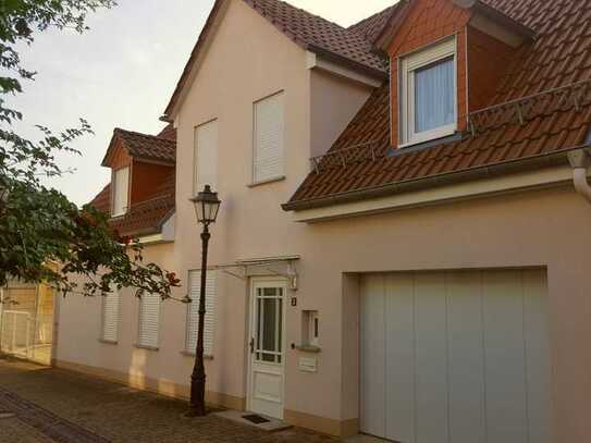 Stilvolles, neuwertiges Stadthaus mit Garage und Nebengebäude