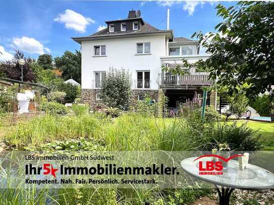 Einzigartige Villa mit Pool und Parkanlage