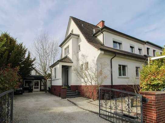 Zweifamilienhaus mit Hofladen und Top-Potenzial zur flexiblen Nutzung in urbaner Lage