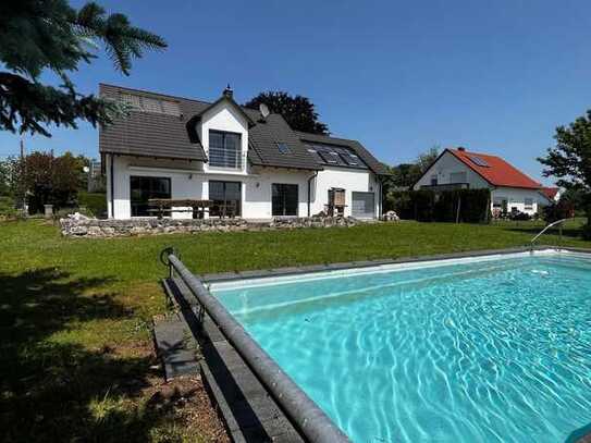 PACK DIE BADEHOSE EIN!!! Geräumiges Einfamilienhaus mit fantastischem Grundstück und Swimmingpool