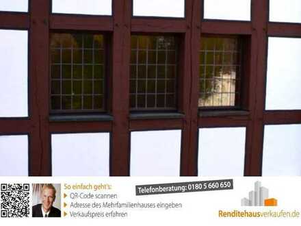 Lauflage Fußgängerzone. Mittelalterliches Dreifensterhaus. Hauptmieter Stadt. Moderner Anbau.