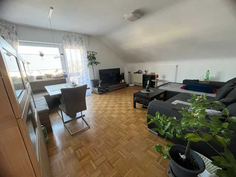 Geschmackvolle 3-Raum-Dachgeschosswohnung mit Balkon und Einbauküche in Stuttgart