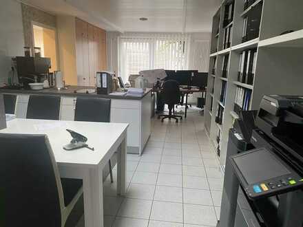 Freie & voll ausgestattete Bürofläche in TOP Lage mit 11 Stellplätzen vor dem Gebäude