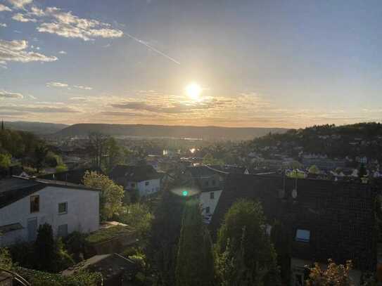 Elegante Maisonette mit Panoramablick über das Rheintal