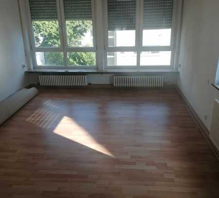 Schöne 2,5-Zimmer-Wohnung mit Einbauküche in Stuttgart, Obertürkheim