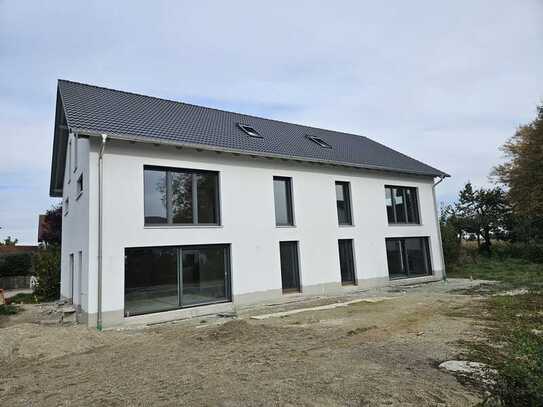 Große, gehobene Doppelhaushälfte in ruhiger Lage mit großem Garten und Carport