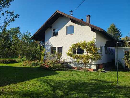 Freistehendes Einfamilienhaus mit großem Garten, Garage und Gartenhaus