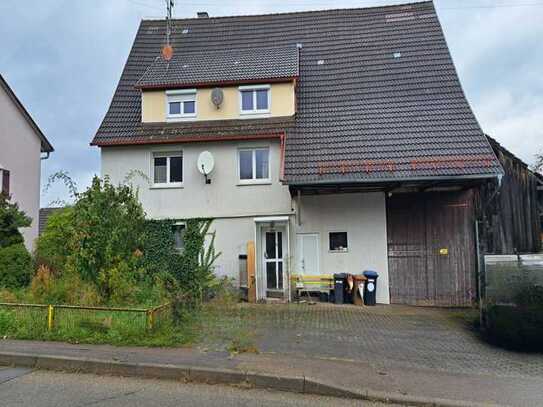 Großes Grundstück mitten in Salzstetten mit sanierungsbedürftigem Haus und Scheune