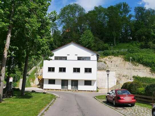 Fast fertiggestelltes Doppelhaus unterhalb des Schlosses Oberkirchberg