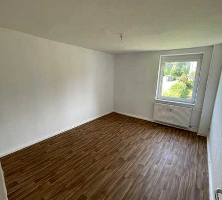 gut geschnittene 3-Raum-Wohnung mit Wannenbad und Fenster, Balkon, Keller, Kabel-TV
