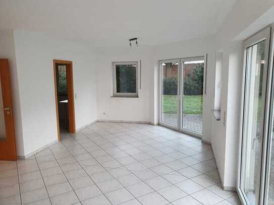 2-Zimmer-Erdgeschosswohnung mit EBK und Terrasse in Güllesheim