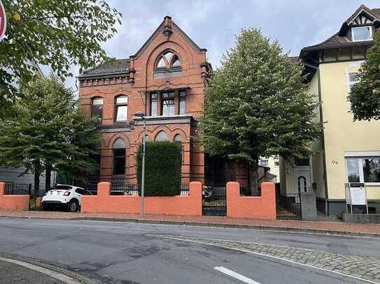 Umfangreich renoviertes Mehrfamilienhaus mit vier Wohneinheiten, Garagen, Garten und Stellplatz...