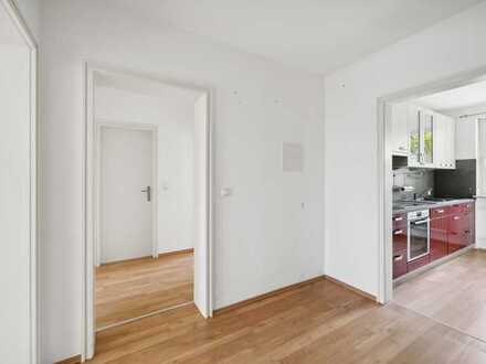 Freie 3-Zimmer-EG-Wohnung mit 2 Schlafzimmern, Einbauküche sowie West-Loggia mit Feldblick