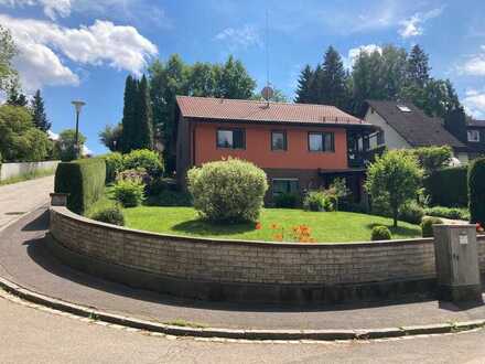 Idyllisch Wohnen im Grünen ! Einfamilienhaus mit großem Grundstück und viel Potential in Burgthann