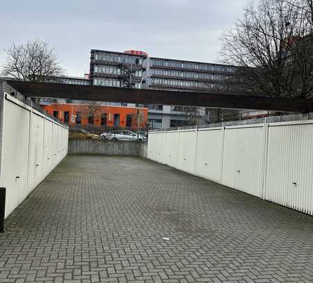 Garage gegenüber Universität