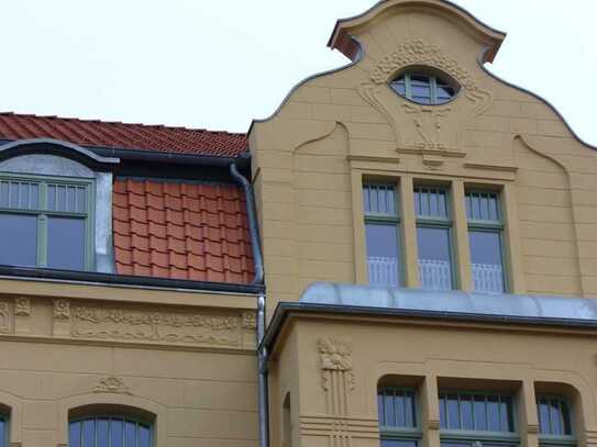 Liebevoll sanierte Wohnung im Jugendstilhaus unter Mansarddach mit lauter netten Leuten