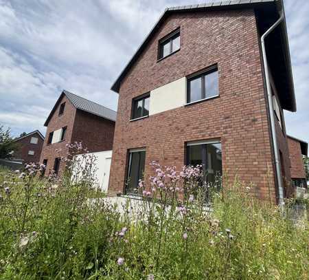 Neubau - Erstbezug - Freistehendes Haus in familienfreundlicher Wohnlage zu vermieten!