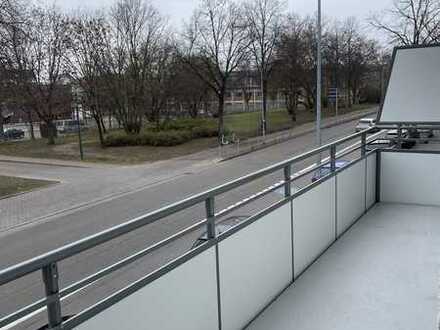 Stilvolle, modernisierte 2-Zimmer-Wohnung mit Balkon und EBK in Mannheim