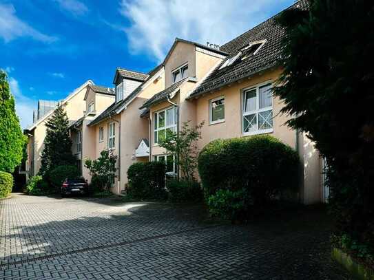 Helle Dachgeschoss-Oase mit Balkon in ruhiger Lage: Hochwertige 3-Zimmer-Wohnung mit viel Freiraum