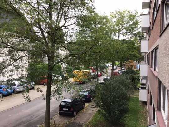 Familienfreundliche 4-Zimmer-Wohnung mit Balkon in D-Urdenbach