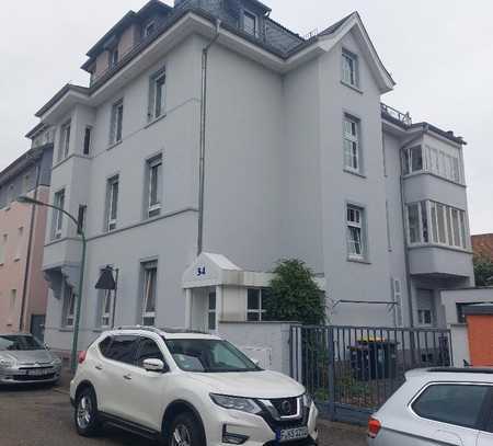 FRANKFURT-GRIESHEIM: Gepflegtes freistehendes 4-Familien-Haus - ALTBAU -