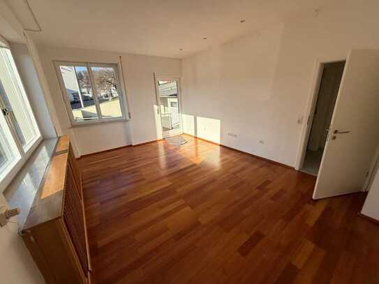 * S-SÜD: GROSSZÜGIGE UND HELLE 4-ZI.-WHG MIT CA. 95 QM WFL. * EG * EBK * ECKBADEWANNE * TERRASSE *