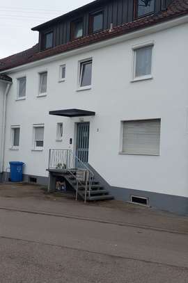 Freundliche 3-Zimmer-Wohnung zur Miete in Schwäbisch Gmünd Bargau.
Bäcker und Bushalte vor dem Haus