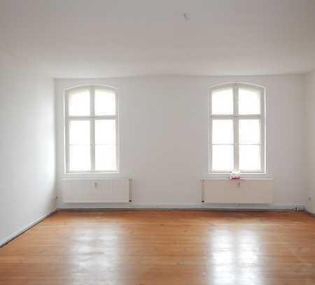 2 Zimmer | Bad mit Badewanne und Fenster | historische Lage