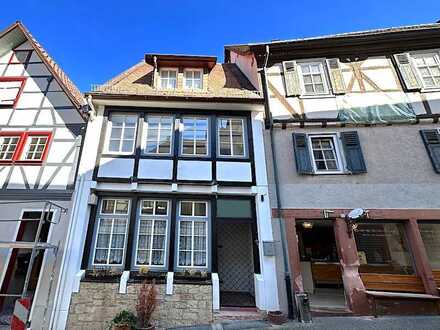 Seelenverwandte gesucht! Bezauberndes Wohn-und Geschäftshaushaus in malerischer Altstadlage