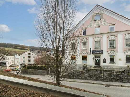 Bezugsfreies WGH mit Garten und viel Potential in gut angebundener Lage von Regen